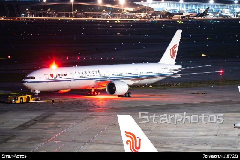 国航B-7952深夜推出